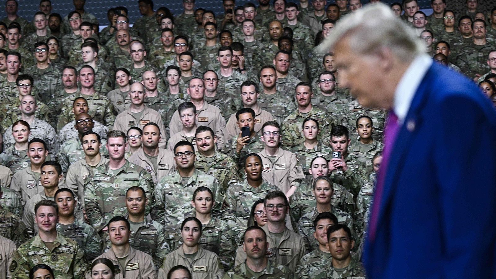 El presidente de Estados Unidos, Donald Trump, visita la base militar de Al-Udeid, en Catar, atacada ahora por Irán