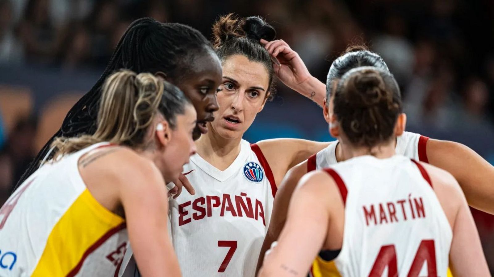 El quintento de la selección española habla en corro en un partido del Eurobasket con la capitana Alba Torrens (7) en el centro