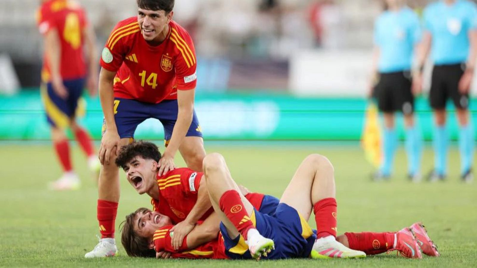 Los jugadores de España celebran su clasificación para la final del Europeo sub-19 de Rumanía 2025