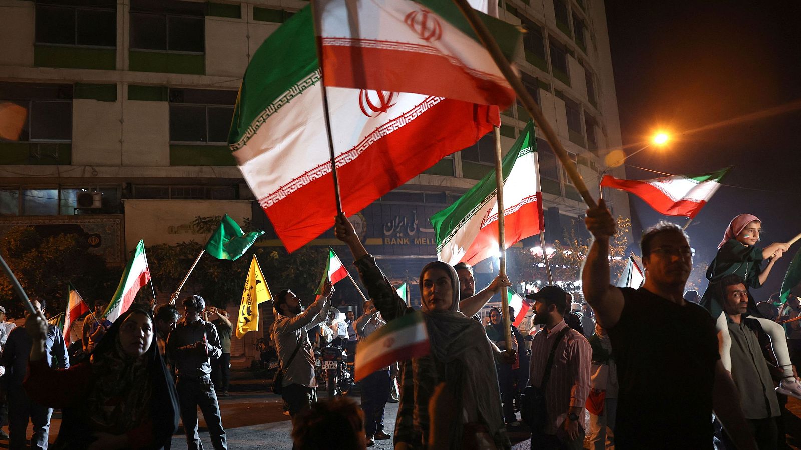 Un grupo de iraníes celebra tras el ataque a la base militar estadounidense en Catar