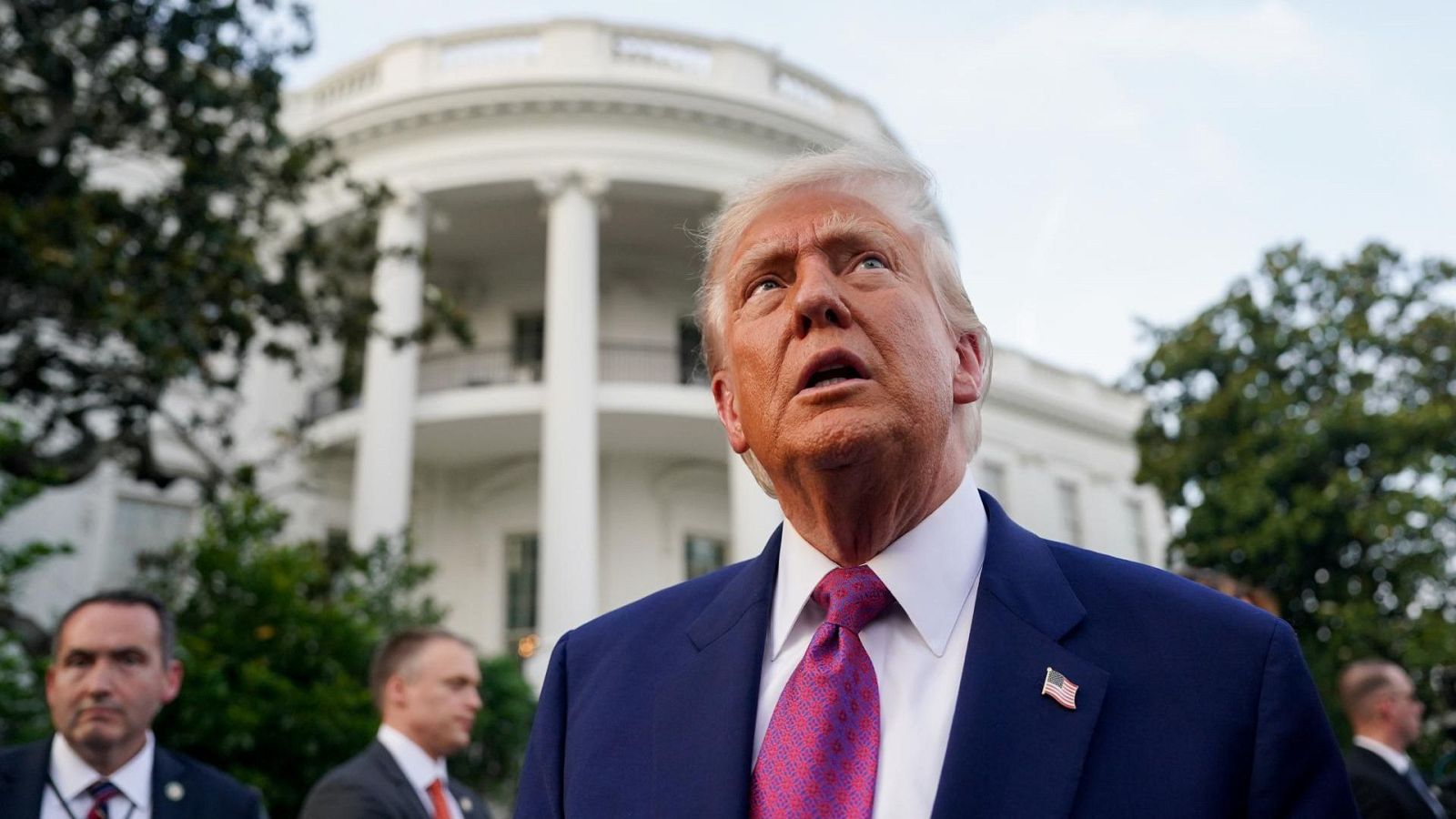 El presidente de EE.UU. Donald Trump en un aco frente a la Casa Blanca