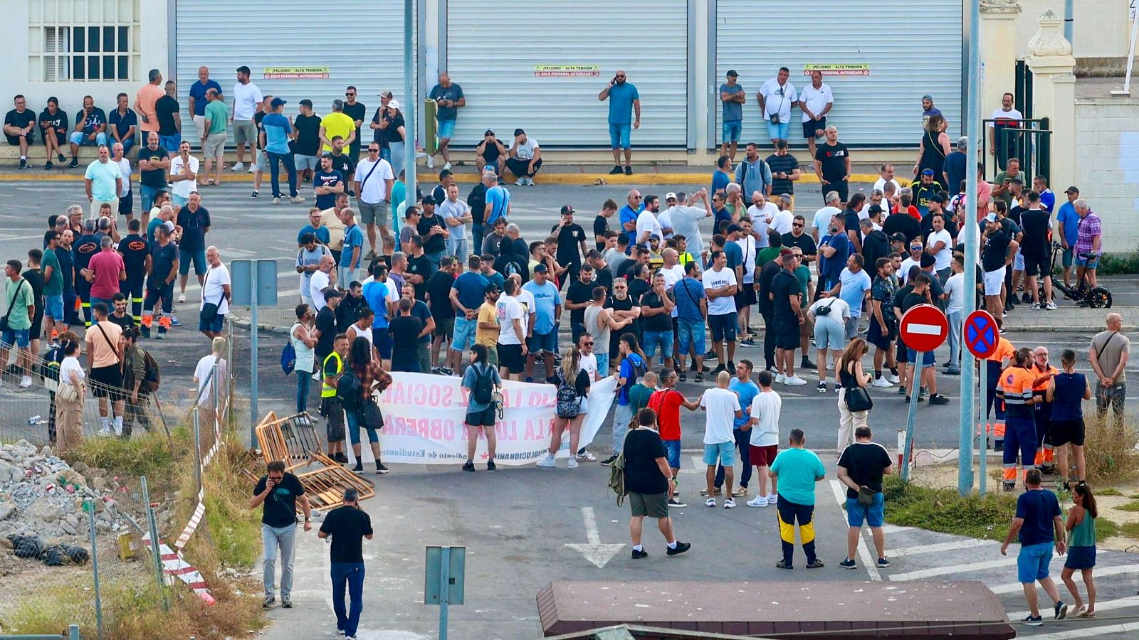 Cortes de tráfico y barricadas en la segunda jornada de la huelga indefinida del metal en Cádiz