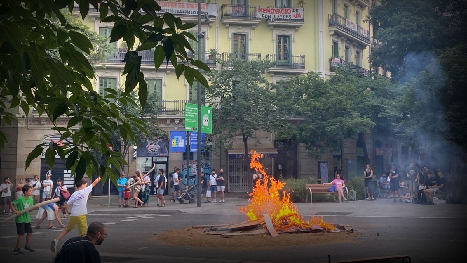 Els Bombers han atès més de 1.350 avisos per incendis durant la revetlla de Sant Joan