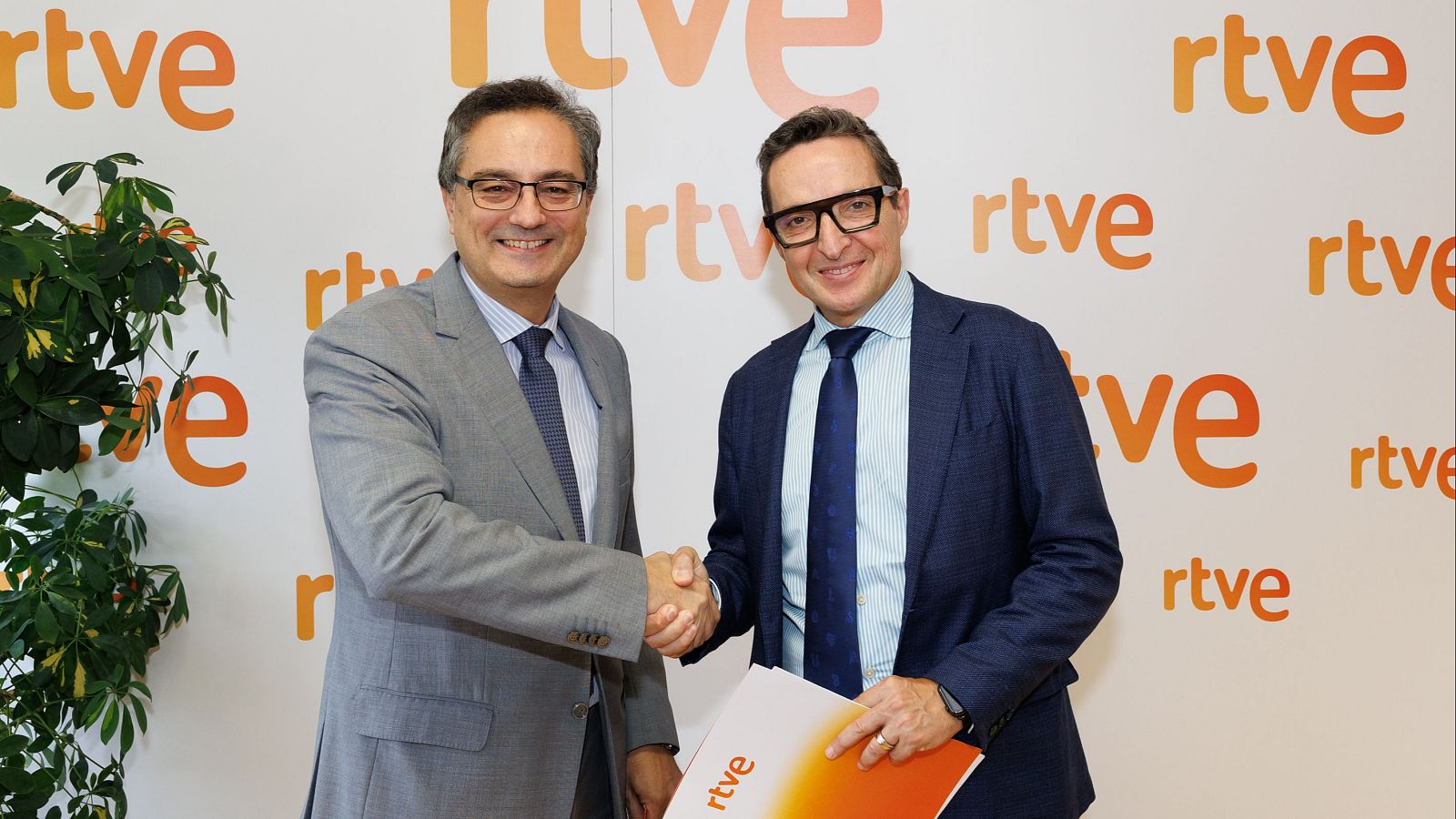Alfonso María Morales Fernández, secretario general de RTVE, y Juan Manuel Corchado Rodróguez, rector de la USAL aparecen en la imagen mirando a cámara y dándose la mano, en escenificación del acuerdo entre sus instituciones.
