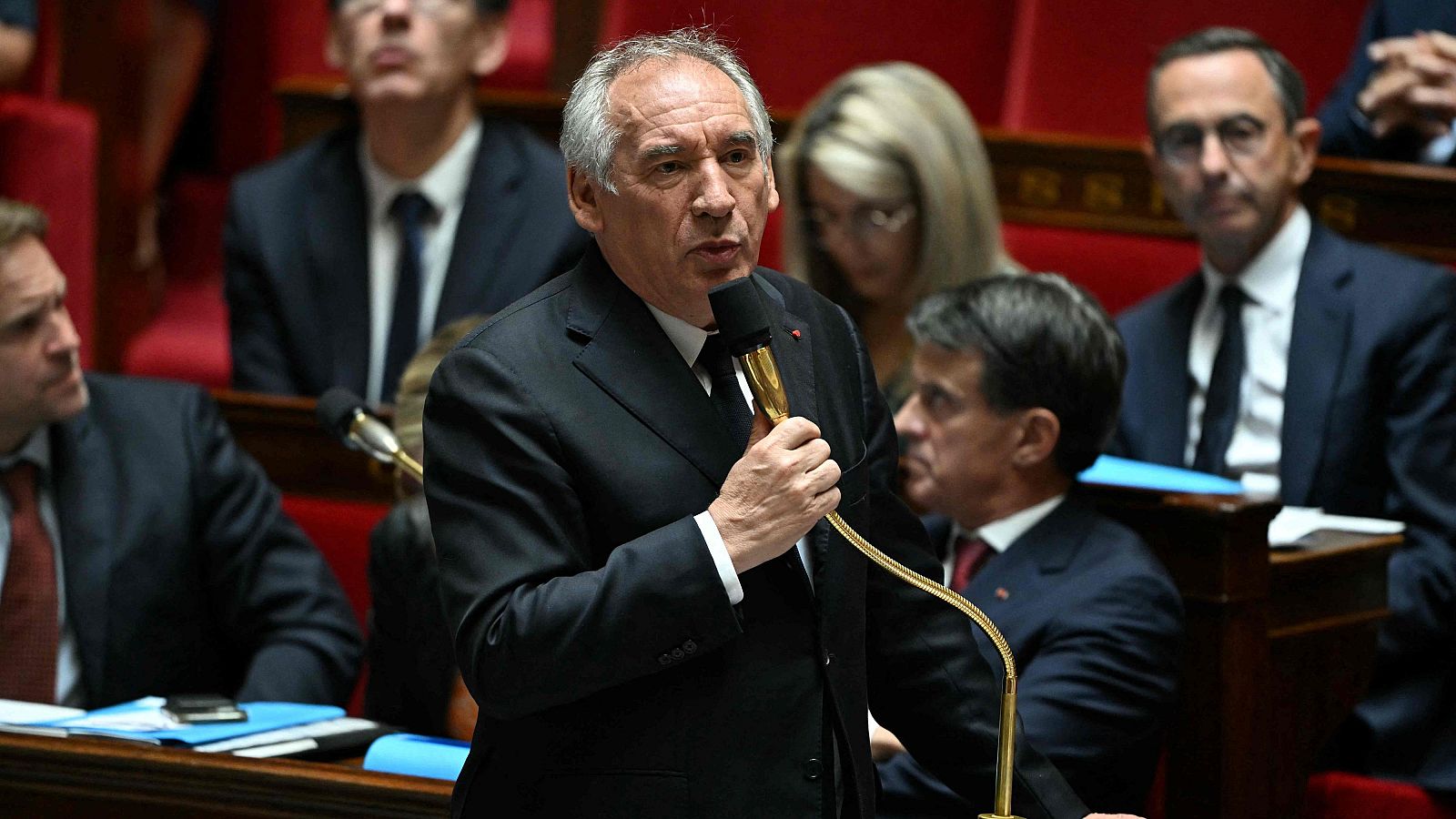 Los socialistas franceses amenazan con una moción de censura contra el Gobierno de François Bayrou