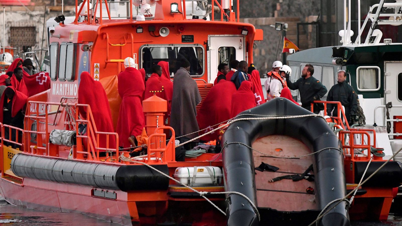 Llegan al puerto de Almería 34 personas rescatadas de una patera por Salvamento Marítimo (16/01/2018)