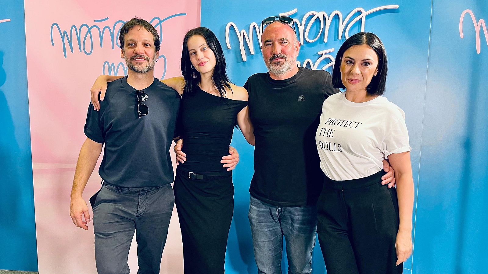Cuatro actores posan en foto promocional con fondo rosa y azul; se lee "Monstruo".  Una actriz viste camiseta con la frase "PROTECT THE DOLLS".