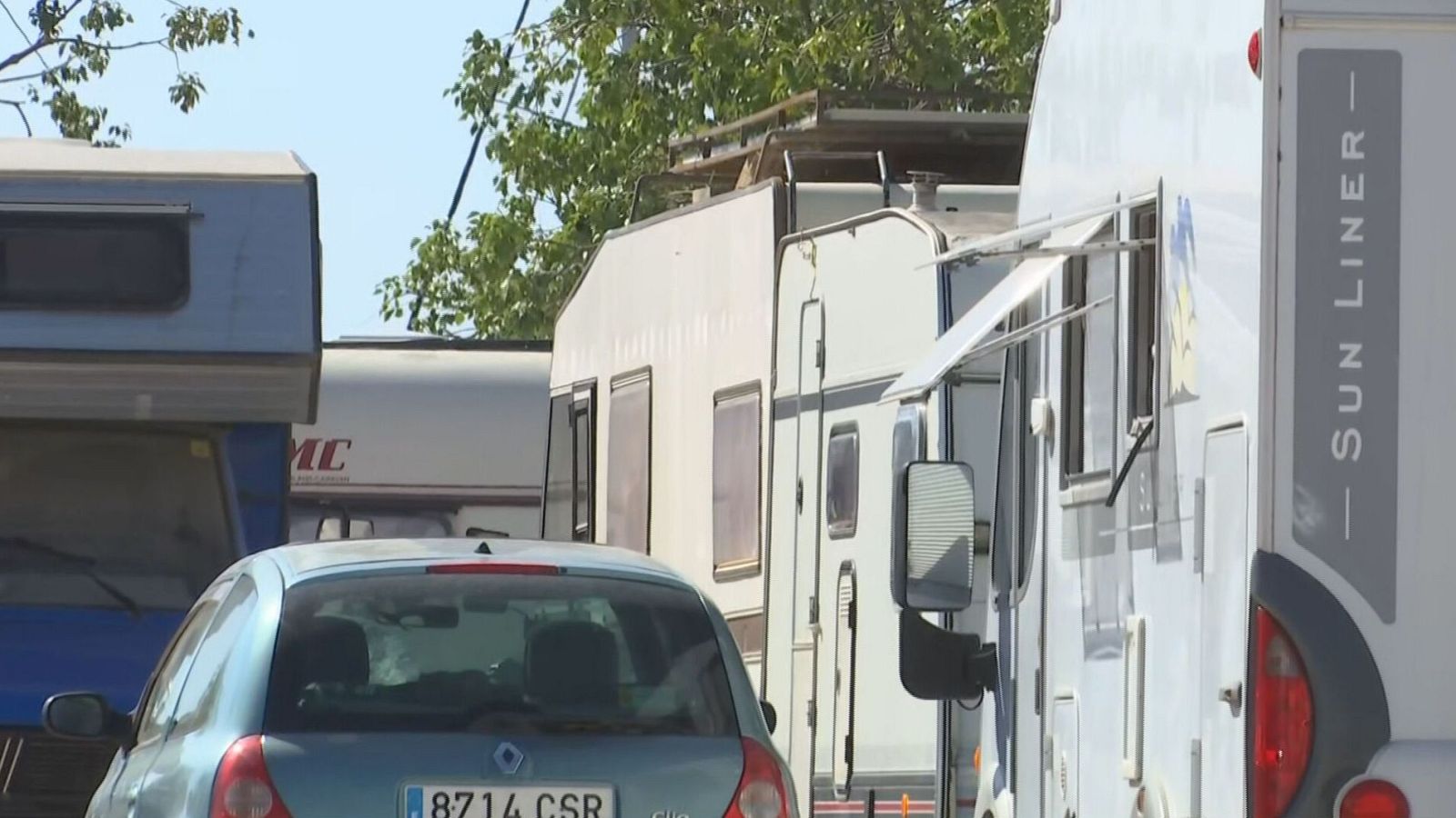 Concentración de autocaravanas de diferentes tamaños y colores, algunas con toldos. Se observa parte de una matrícula "8714 CSR" y la marca "SUN LINER" en una de ellas.