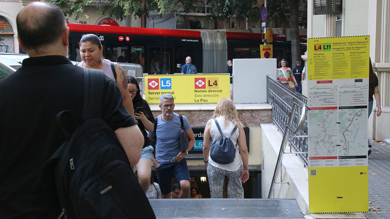 L'estació de metro de Verdaguer amb senyalitzacions d'obres i alternatives de transport