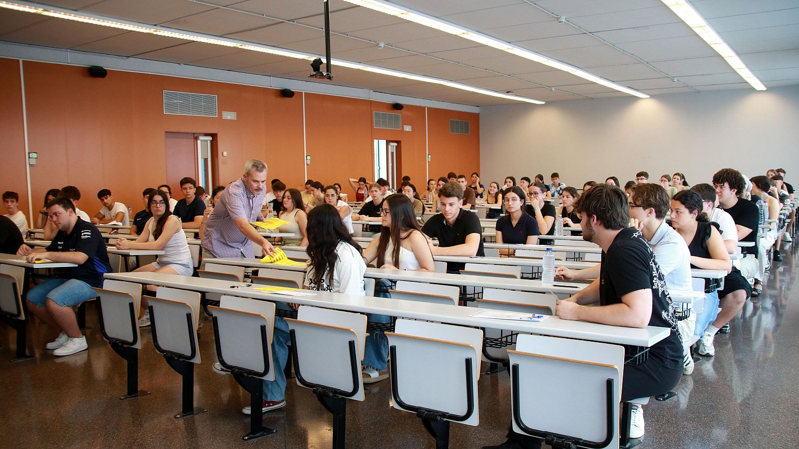 Alumnes fent les Proves d'Accés a la Universitat al juny del 2025