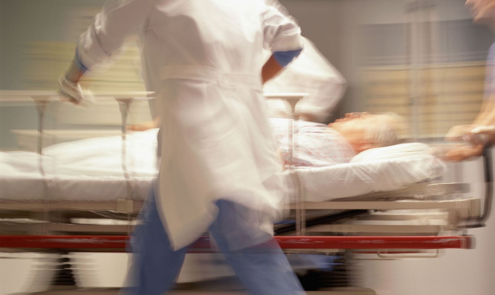 Unos médicos trasladan a un paciente en una imagen de archivo