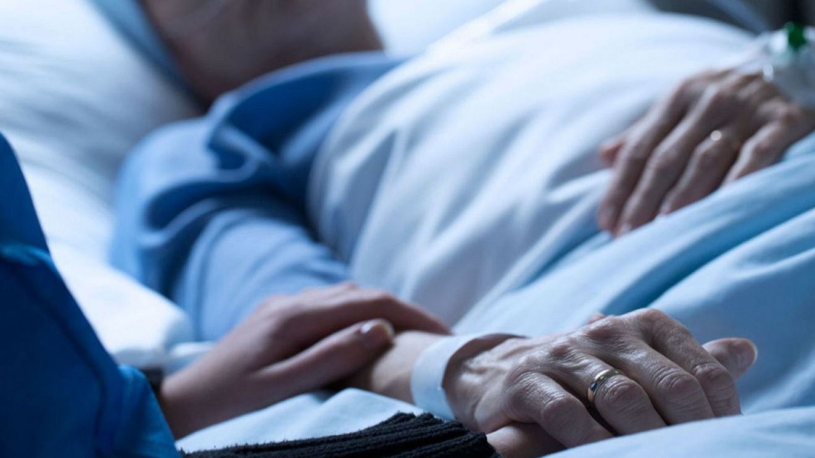 Un familair s'acomiada d'una pacient que demana l'eutanàsia