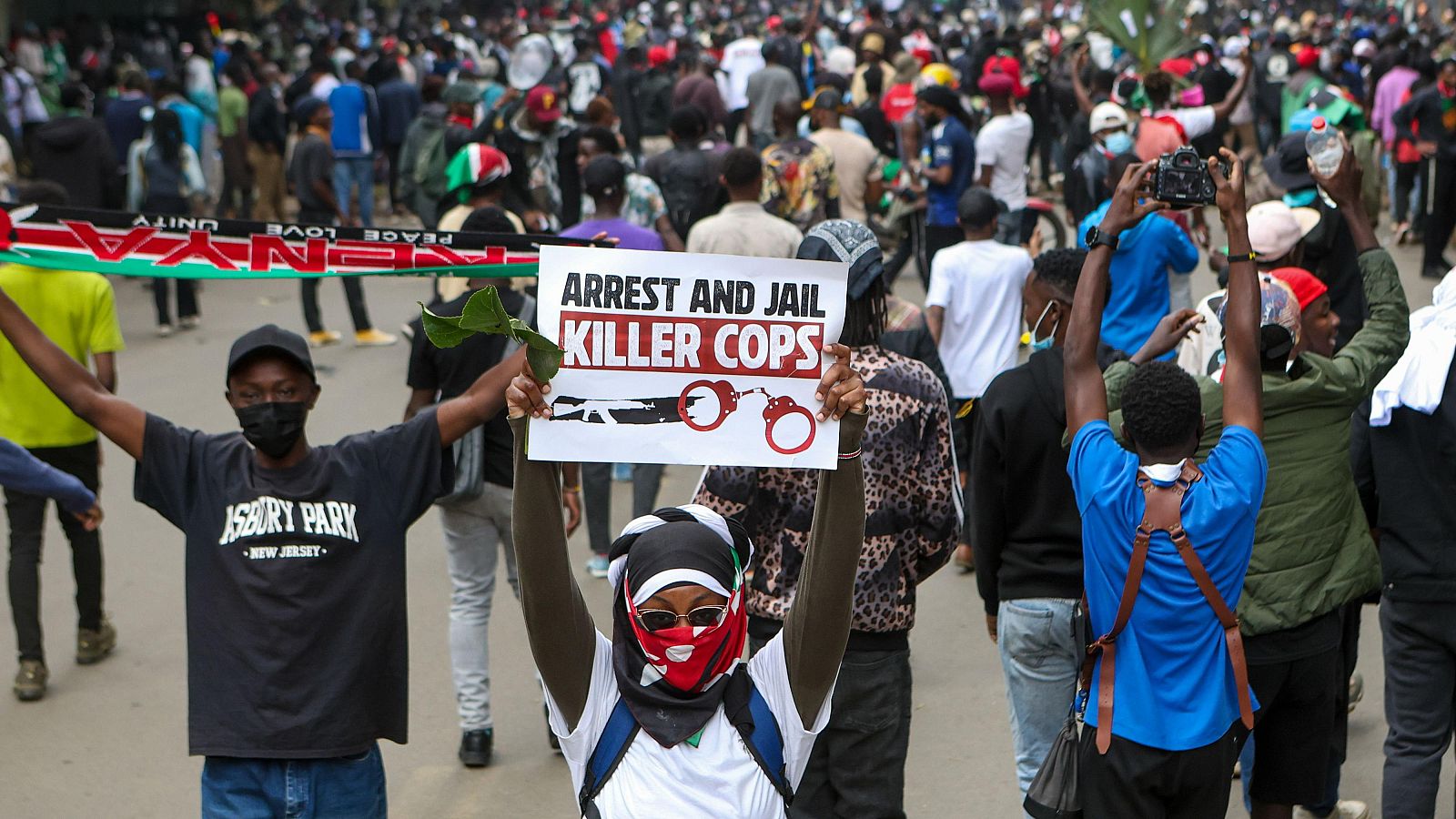 Un manifestante muestra una pancarta durante una protesta en el distrito central de negocios de Nairobi, Kenia,