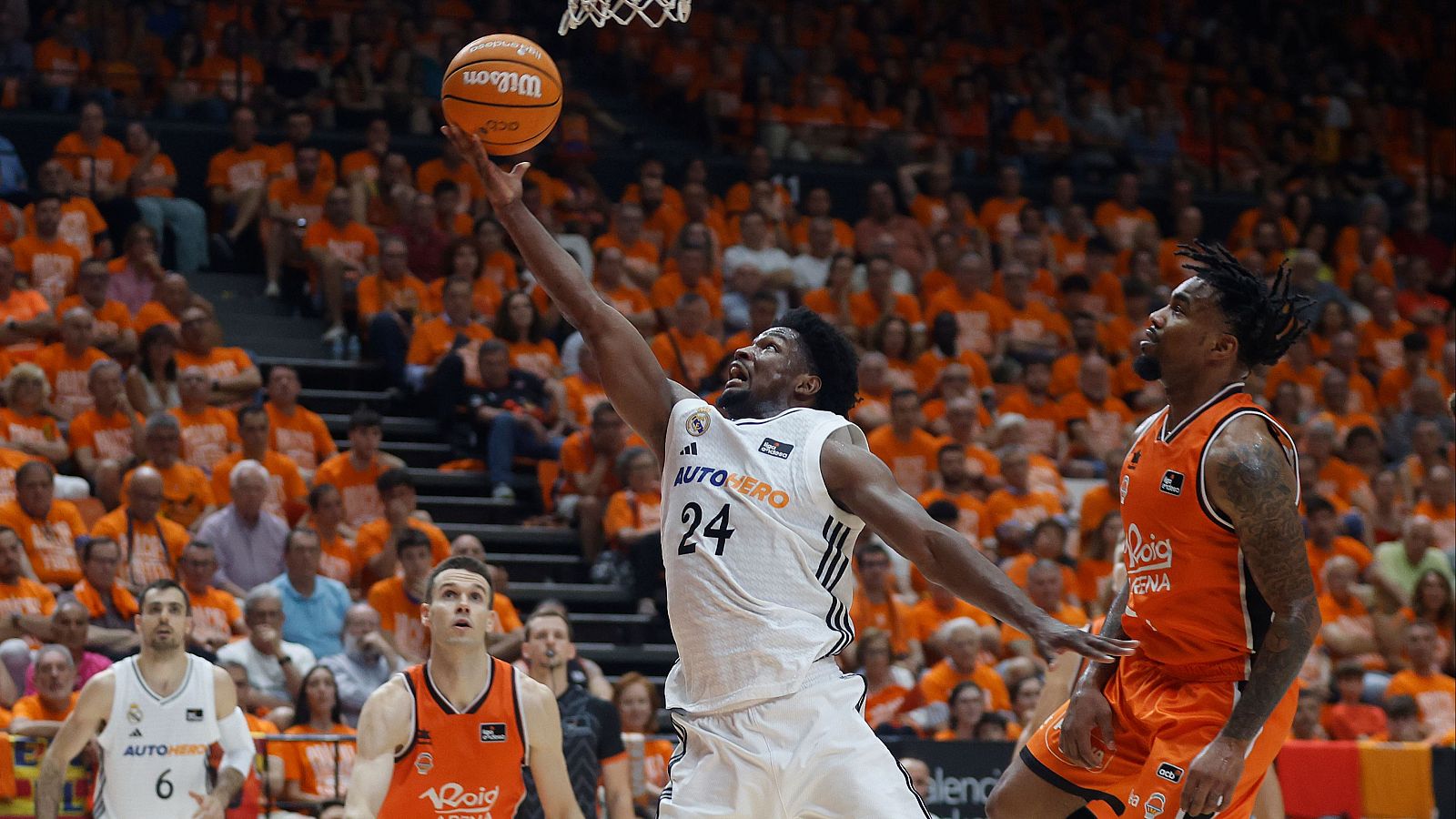 El Real Madrid gana la Liga Endesa tras vencer a Valencia Basket en el tercer partido