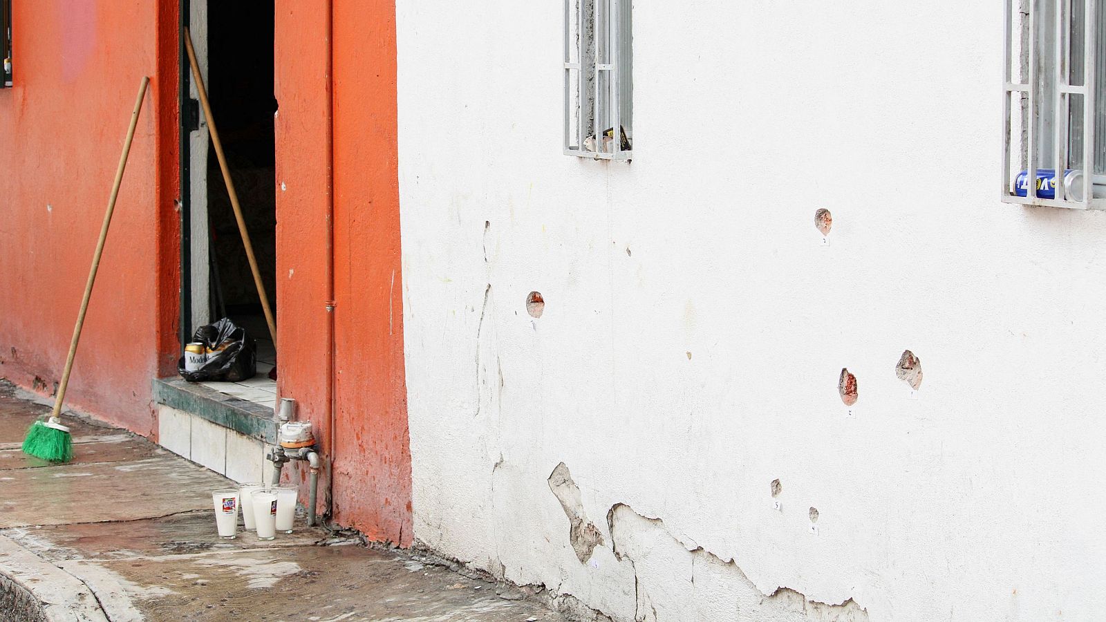 Agujeros de bala en la pared del domicilio tiroteado en Irapuato, México