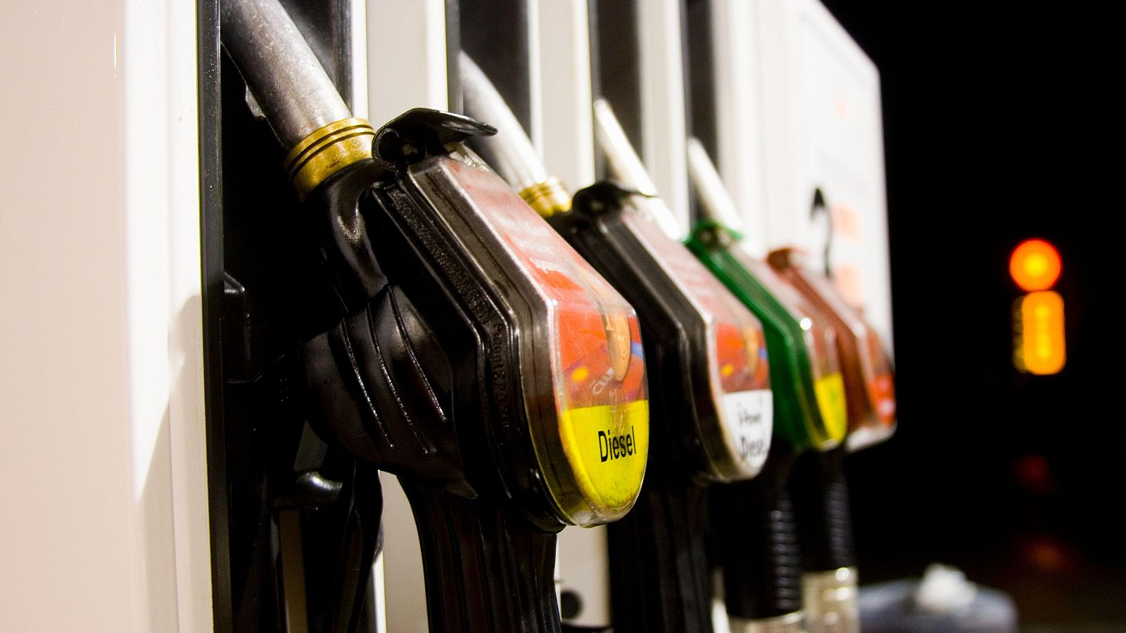 El precio de los carburantes toca máximos desde abril con el alza de un 2,6% del diésel y del 1,7% de la gasolina