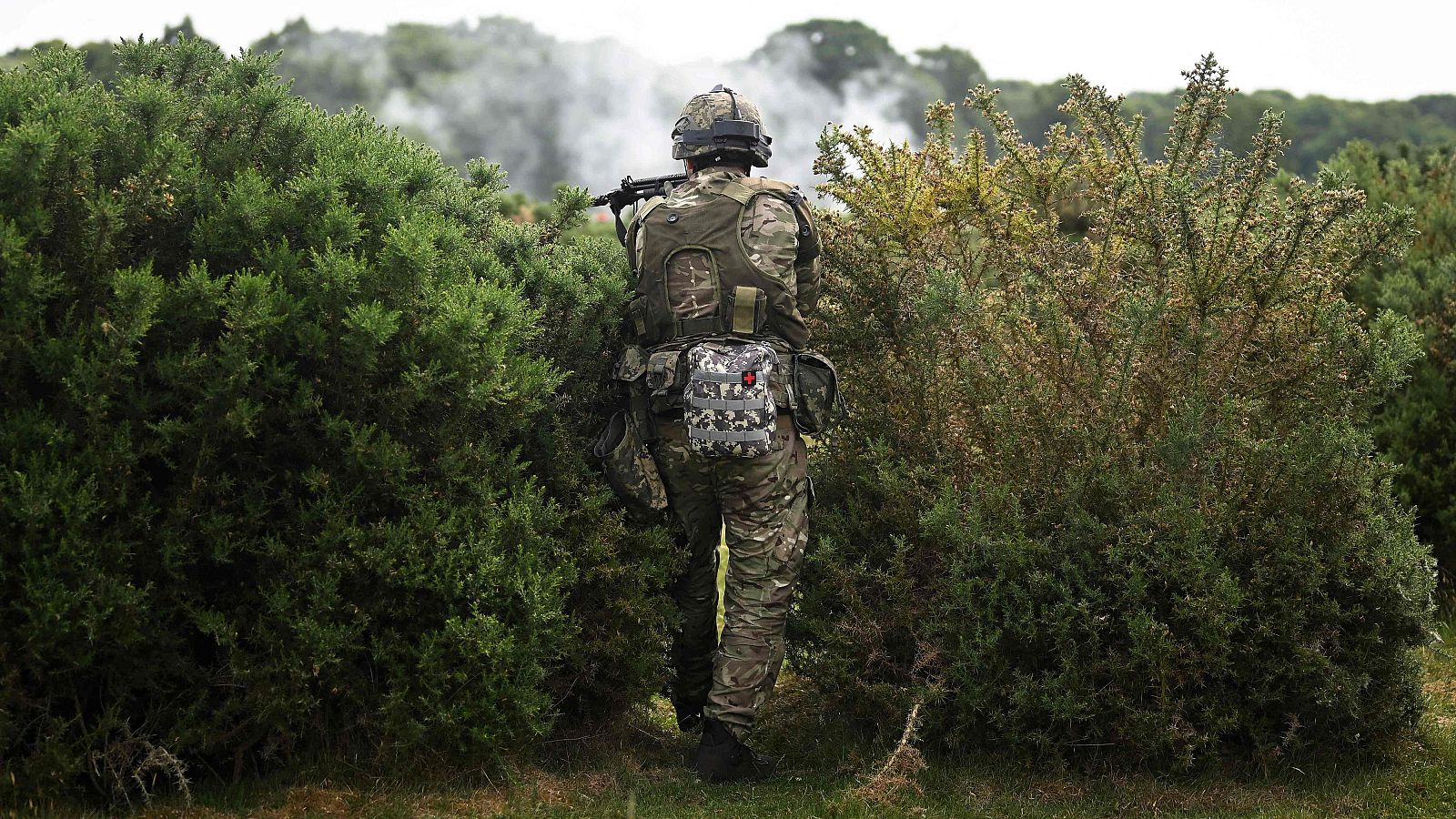Soldados ucranianos participan en un ejercicio de entrenamiento operado por las fuerzas armadas británicas