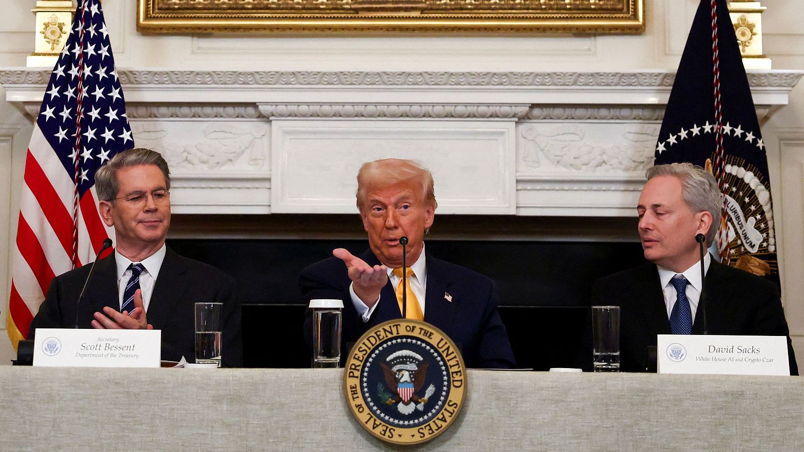 El presidente estadoundiense, Donald Trump, junto al empresario David Sacks y al secretario del Tesoro, Scott Bessent
