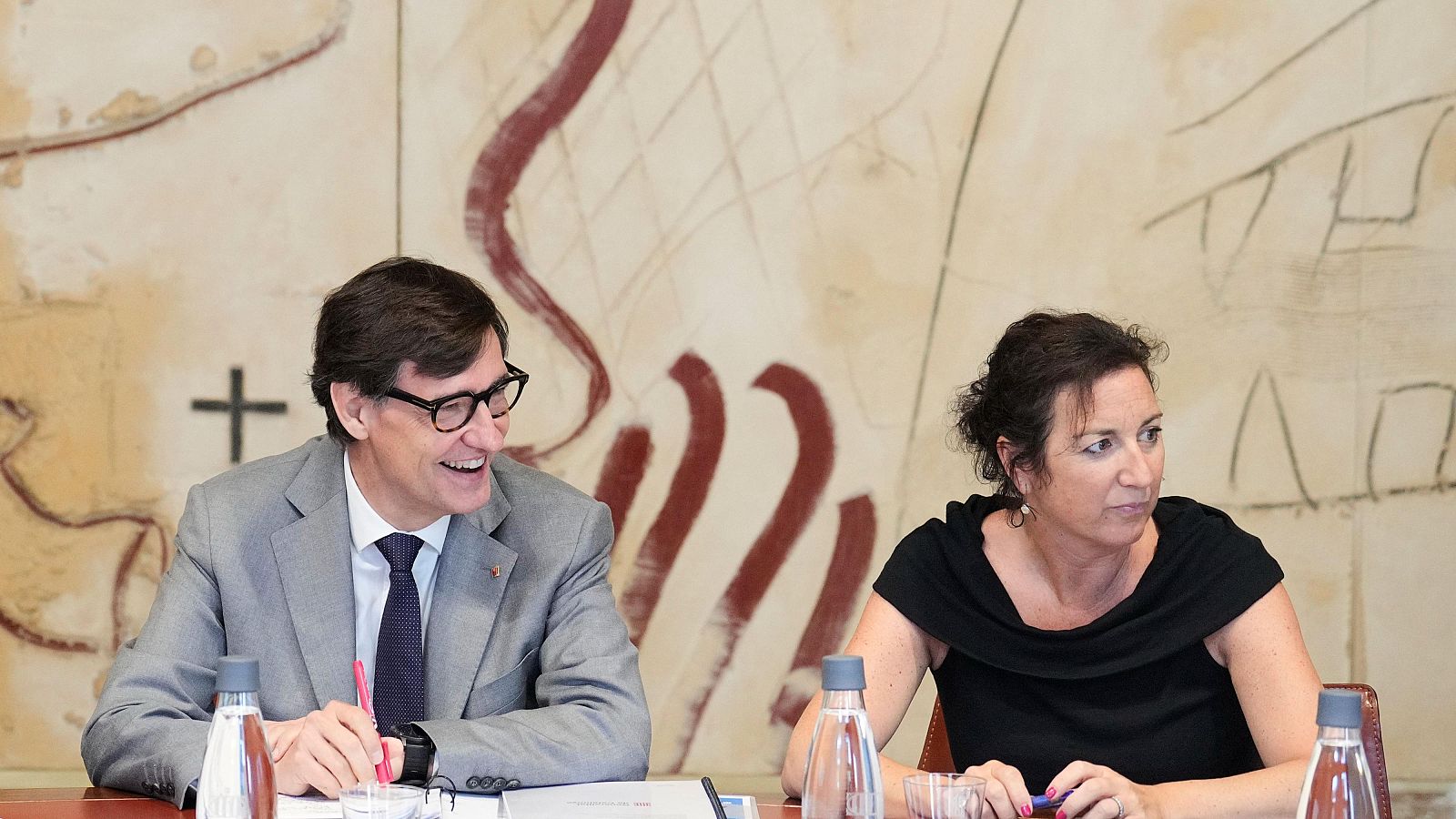 El president de la Generalitat, Salvador Illa, acompanyat de la consellera d'Economia, Alícia Romero, a la reunió setmanal de l'executiu