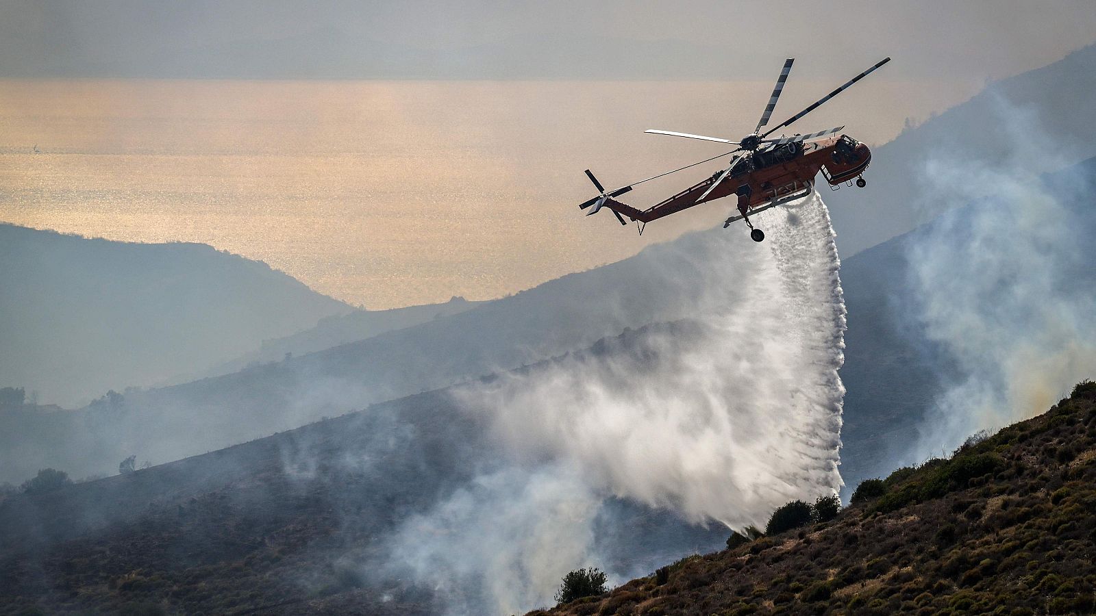 Un incendio forestal cerca de Thymari, al sureste de Atenas