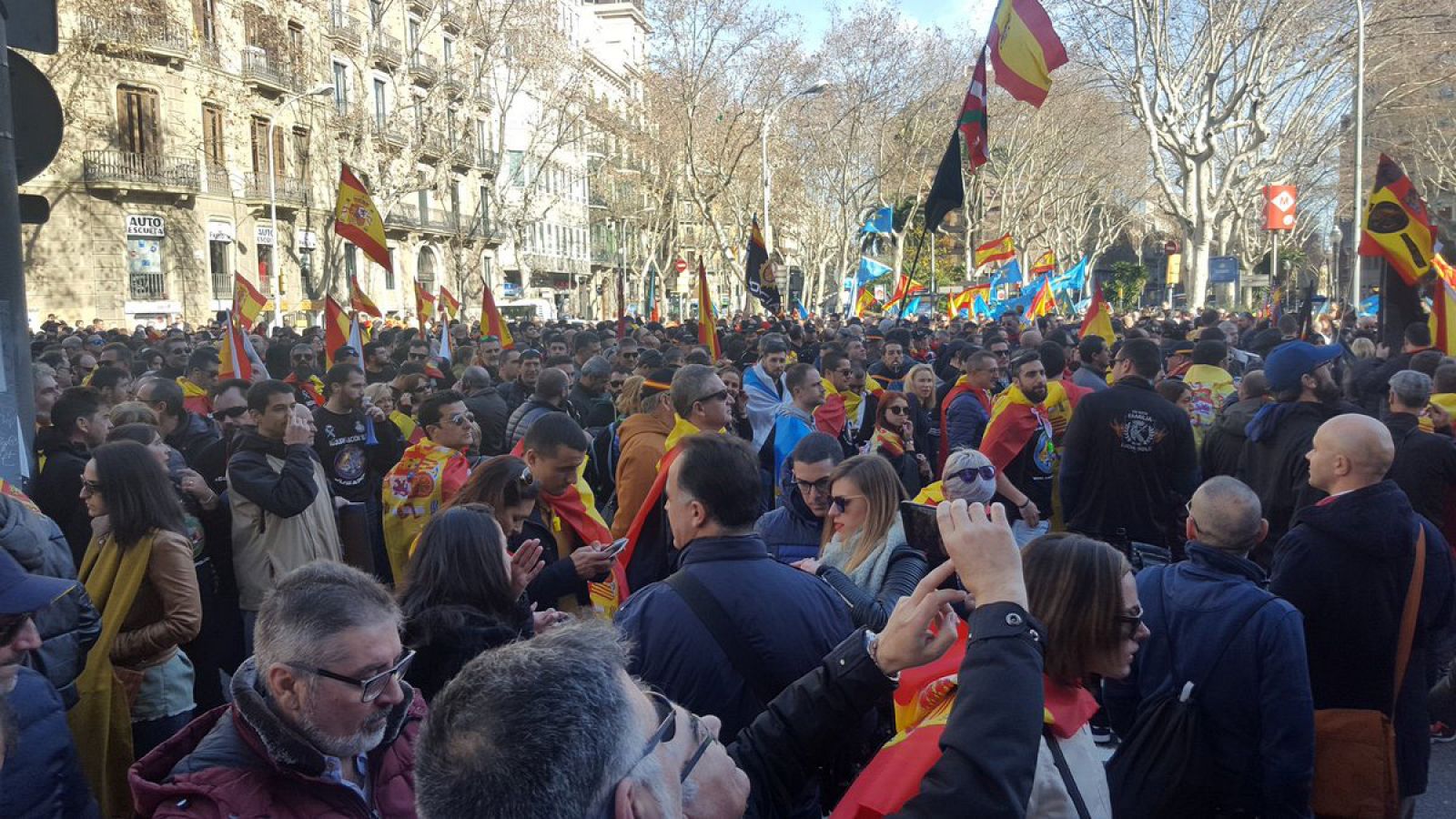 Policías y guardias civiles se manifiestan en Barcelona para exigir la equiparación salarial