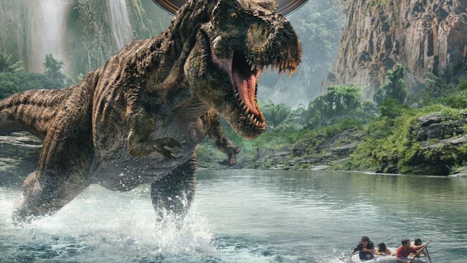 Tiranosaurio Rex gigante sale del agua, salpicando; personas en balsa huyen remando. Escena de acción en entorno selvático.