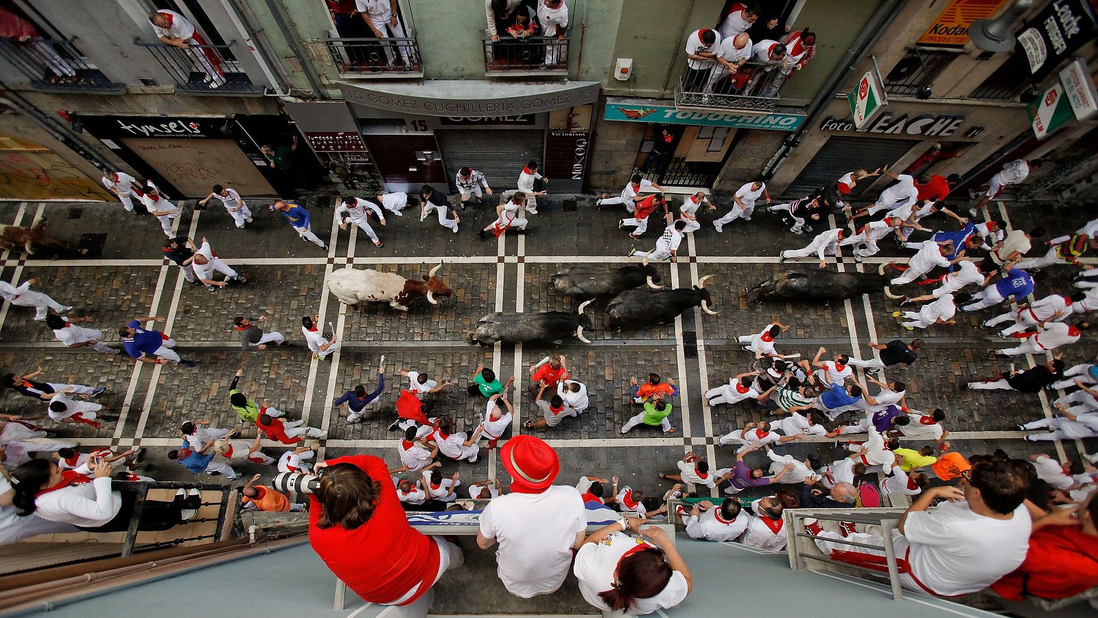 San Fermín 2025: La gente mira desde los balcones un encierro