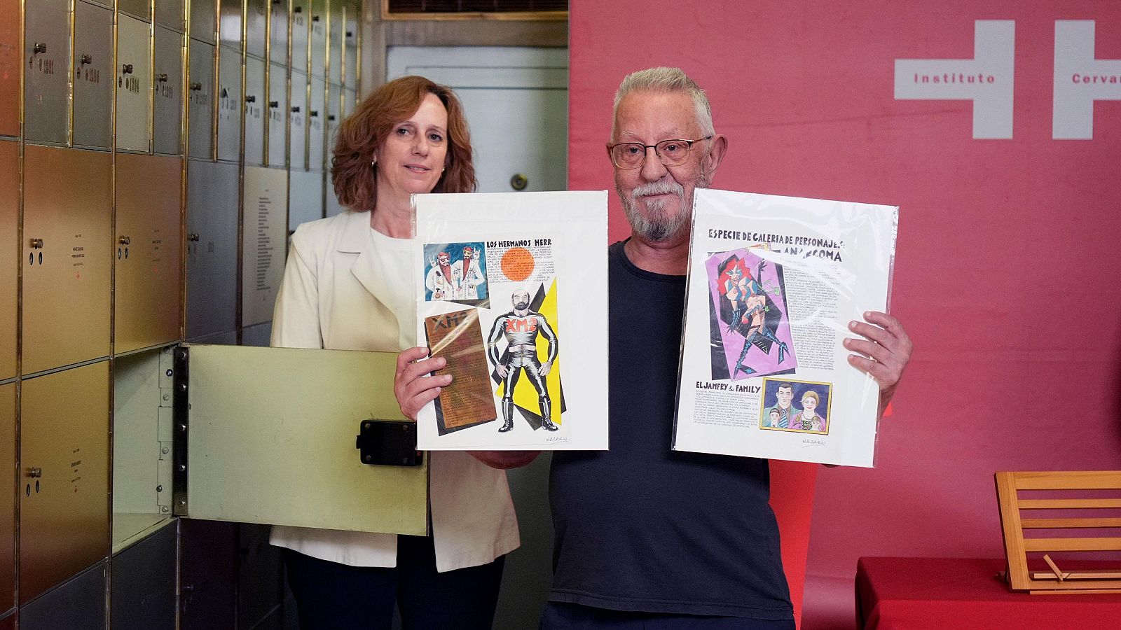 Nazario y una representante del Instituto Cervantes presentan páginas de 'Anarcoma' durante el depósito de su obra en la Caja de las Letras.  Se observa un atril y cajas de seguridad.