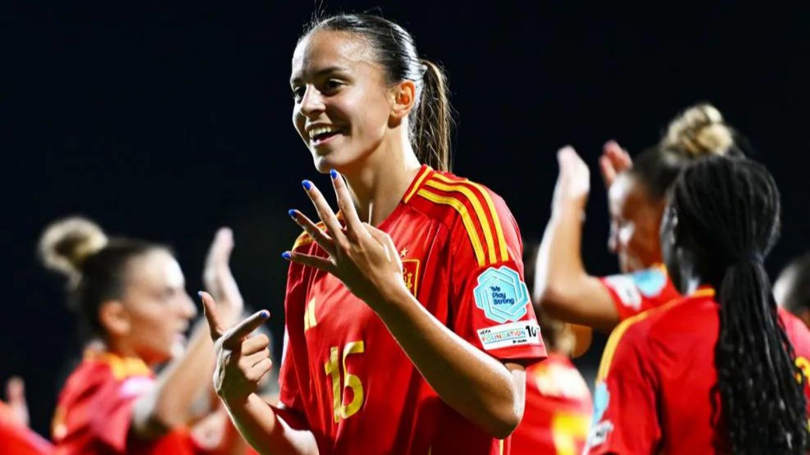 Una jugadora de España celebra el campeonato en el Europeo femenino sub-19