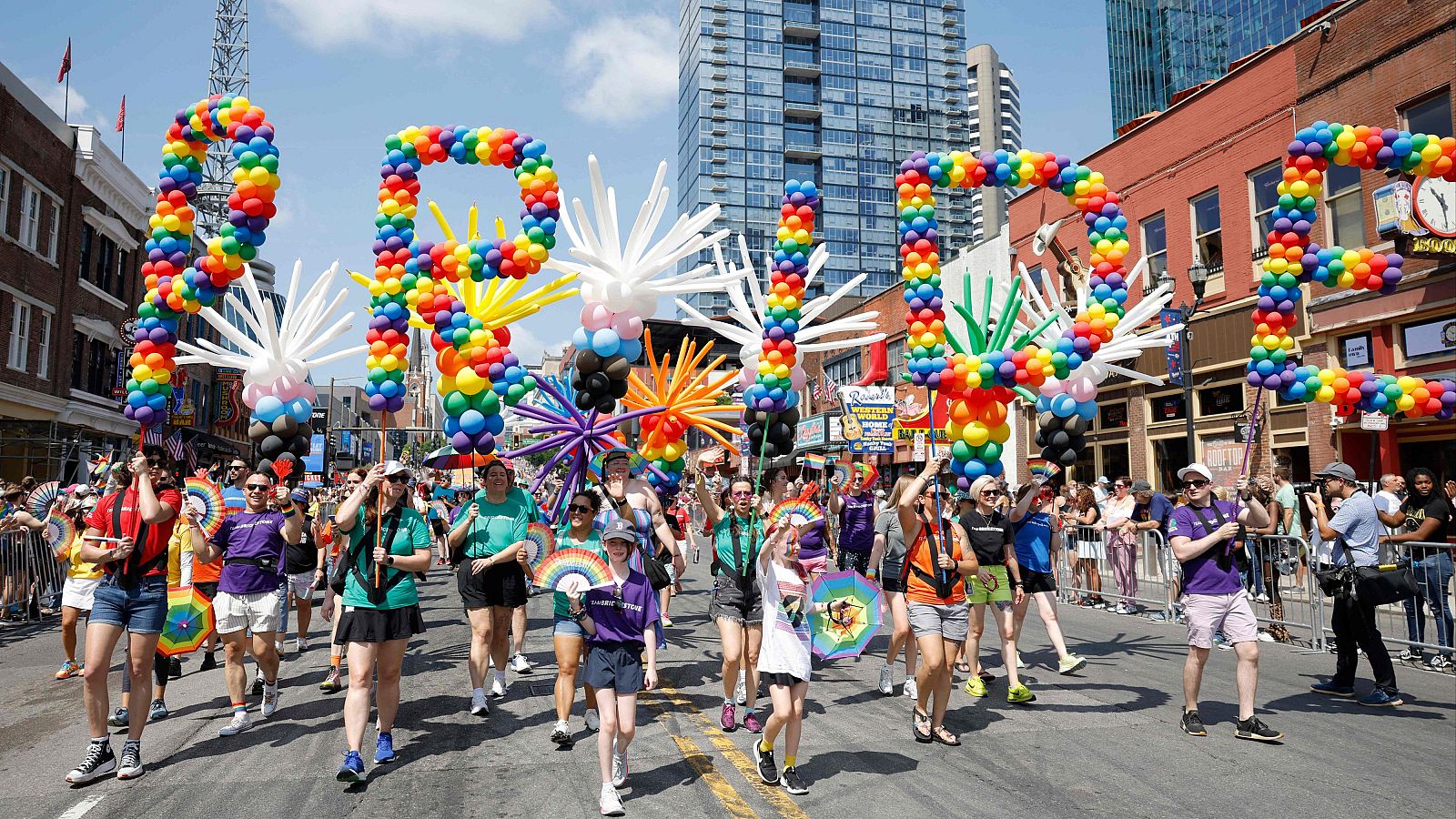 Las marchas del Orgullo LGTBIQ+ llenan de color las calles de ciudades de todo el mundo