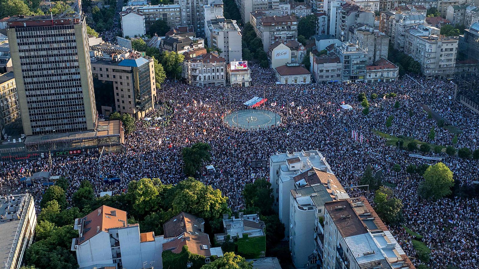 Miles de personas protestan en Belgrado contra el régimen de Vucic para exigir elecciones anticipadas en Serbia