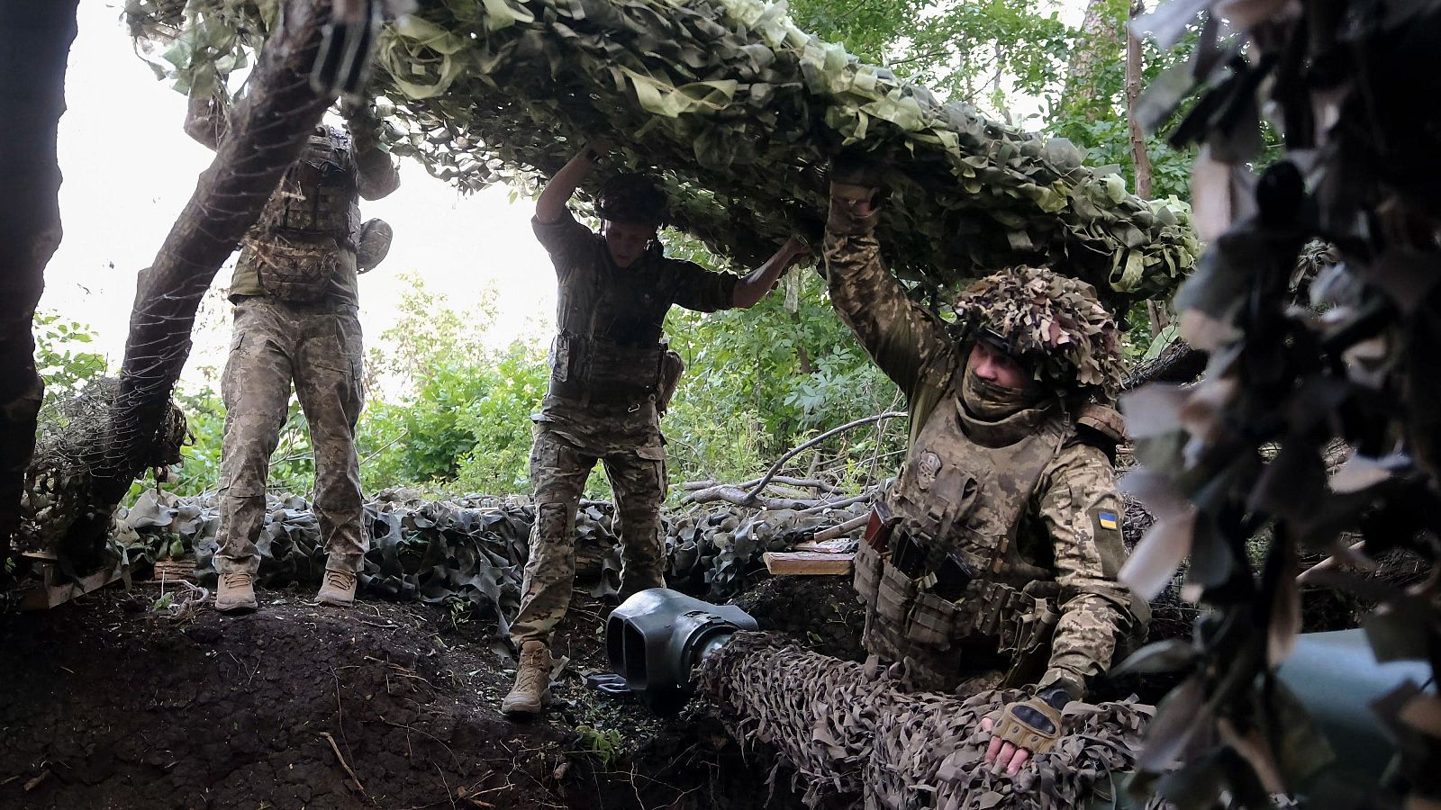 Soldados ucranianos de la 101ª Brigada de la Guardia preparan un obús D-30 de 122 mm para disparar contra posiciones rusas en el frente de Donetsk,