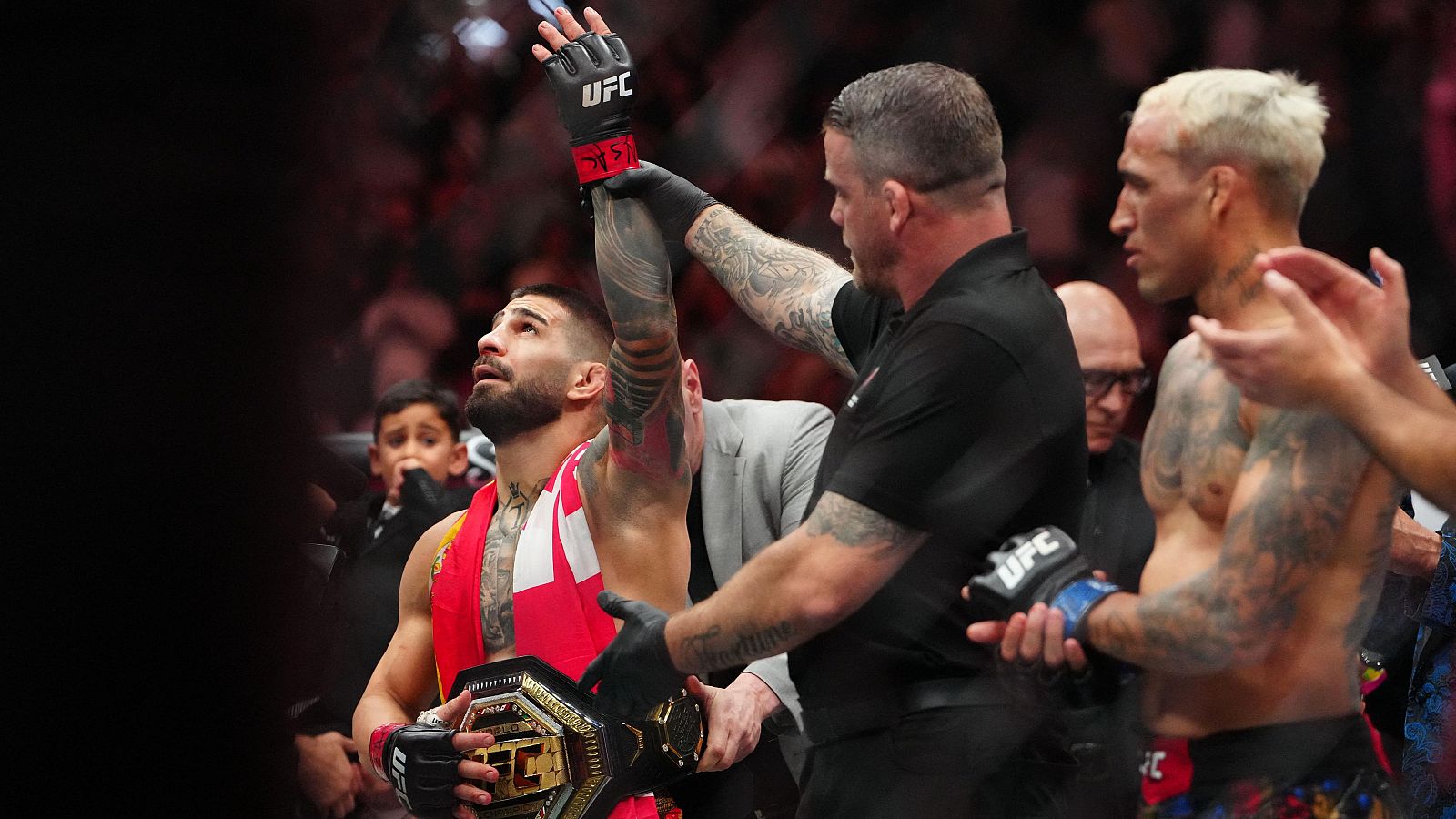 Topuria conquista el bicampeonato con un KO sobre Oliveira y eleva su invicto a 17-0