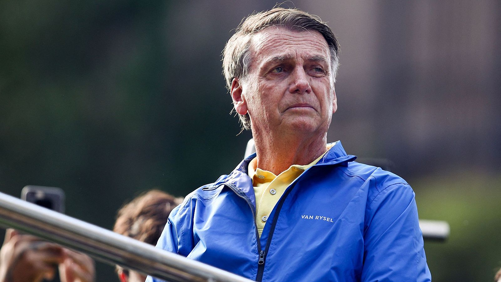 El expresidente brasileño Jair Bolsonaro saluda a simpatizantes durante una manifestación este domingo, en Sao Paulo