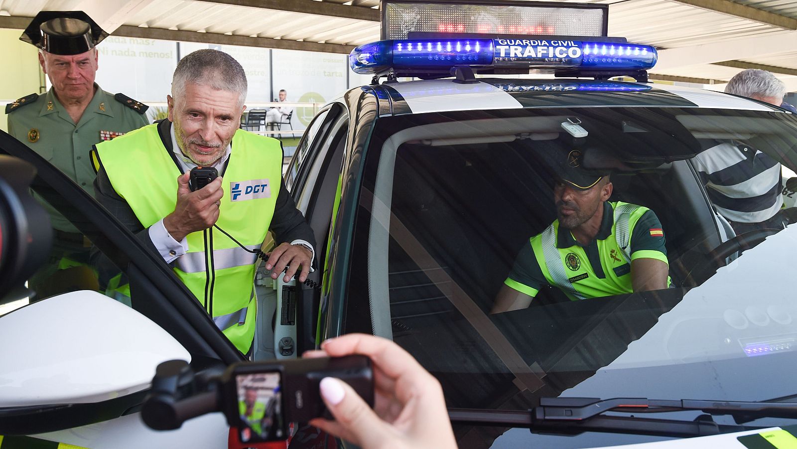 El ministro del Interior Fernando Grande Marlaska prueba el megafono de un vehiculo de la Guardia Civil