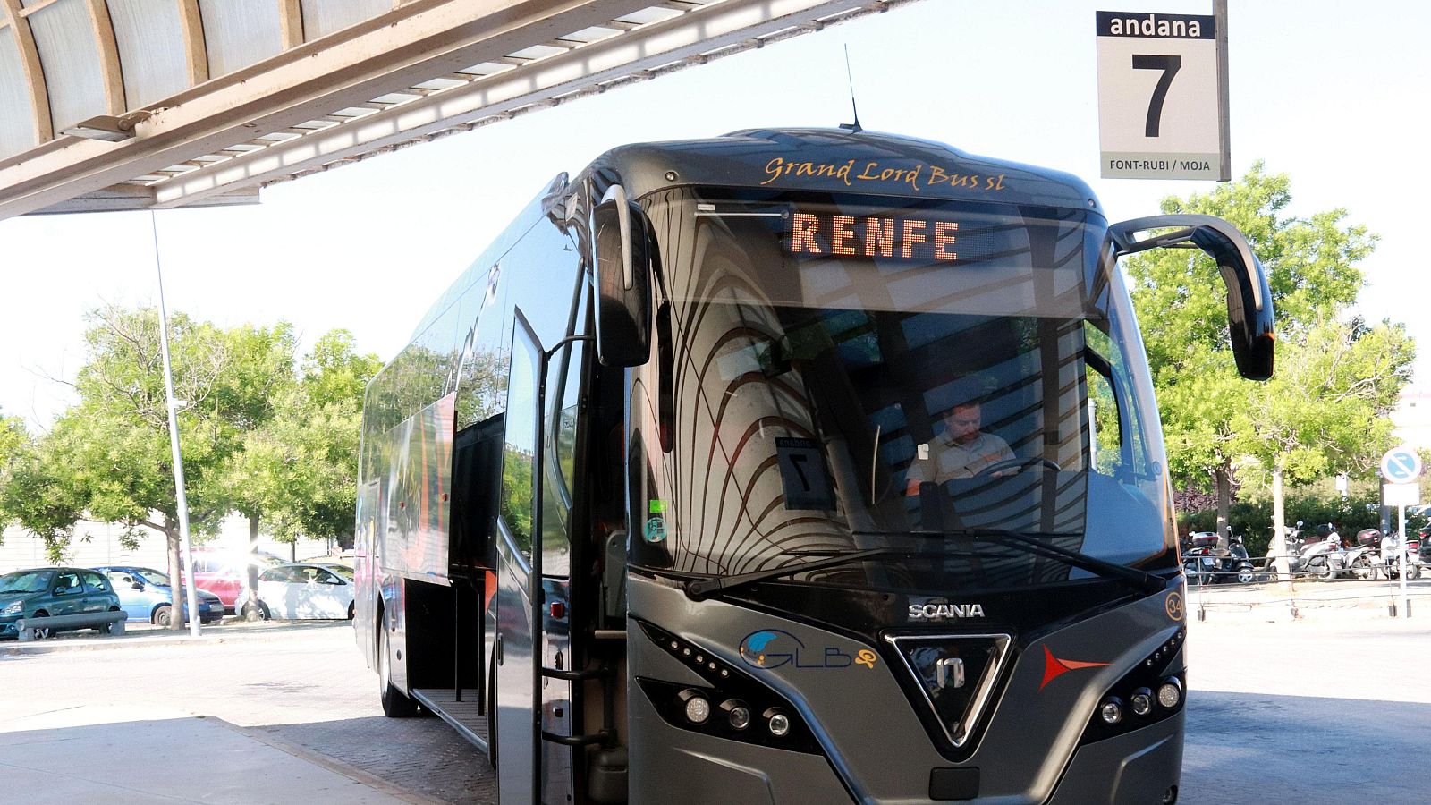 Un dels busos alternatius habilitats per Renfe pel tall parcial a l'R4