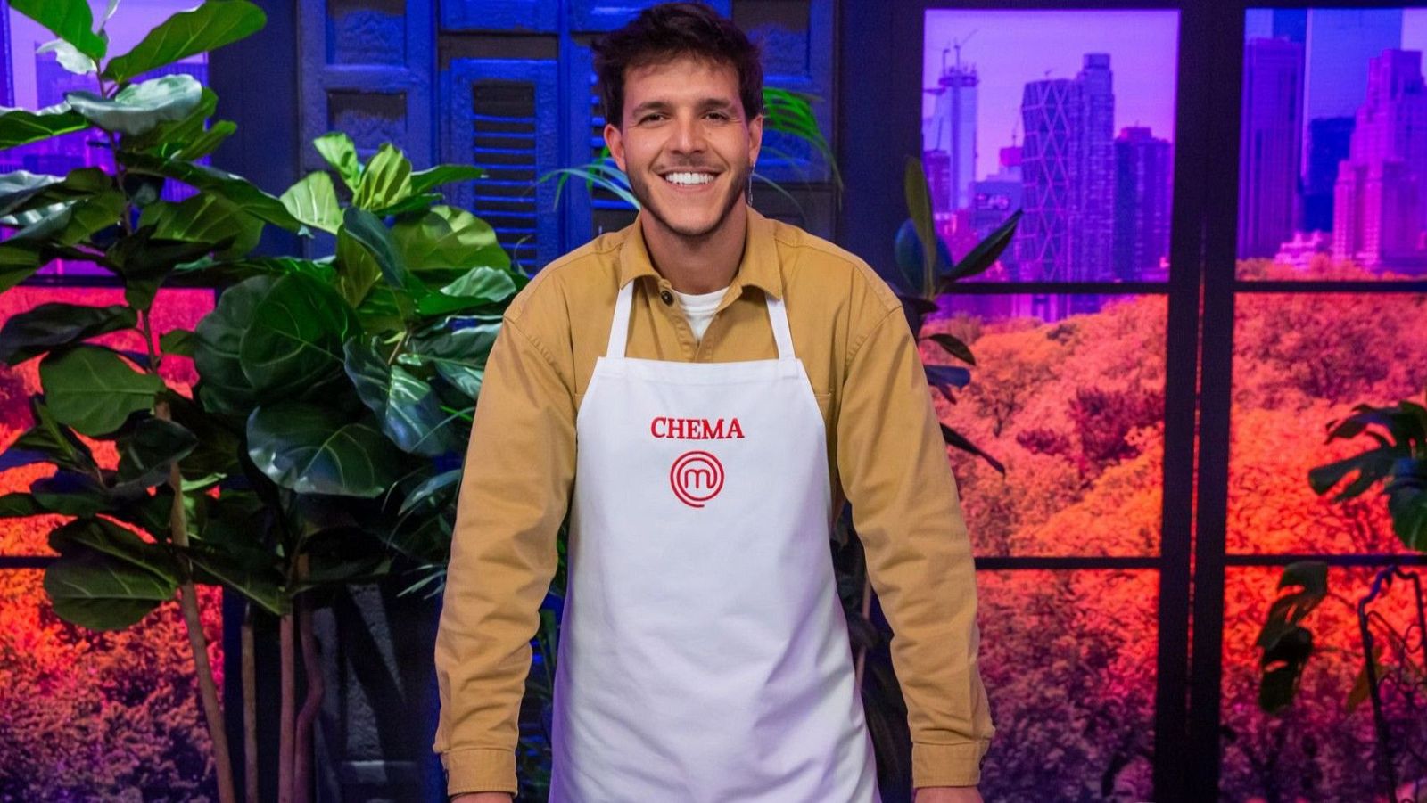Chema coquetea en la final de 'MasterChef 13' con otra aspirante