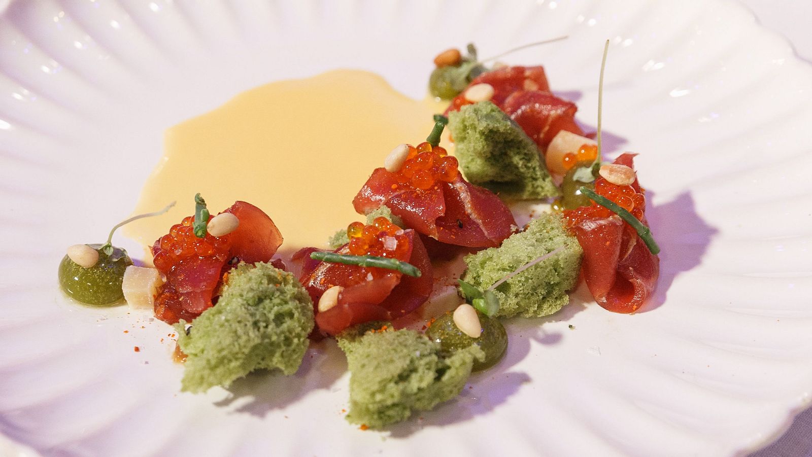 Receta de ensalada de atún con bizcocho de placton y esferas de albahaca de Gabriela en MasterChef 13