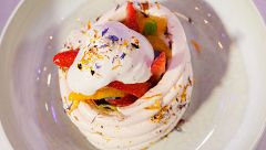 Receta de pavlova con espuma de horchata y fresas osmotizadas de Gabriela en MasterChef 13