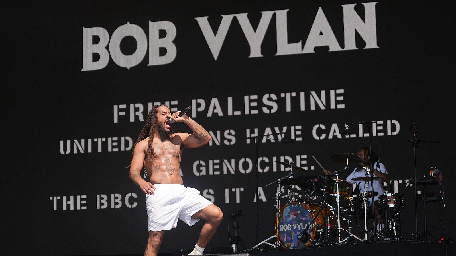 EE.UU. revoca el visado al grupo británico Bob Vylan tras cánticos contra Israel en el festival de Glastonbury