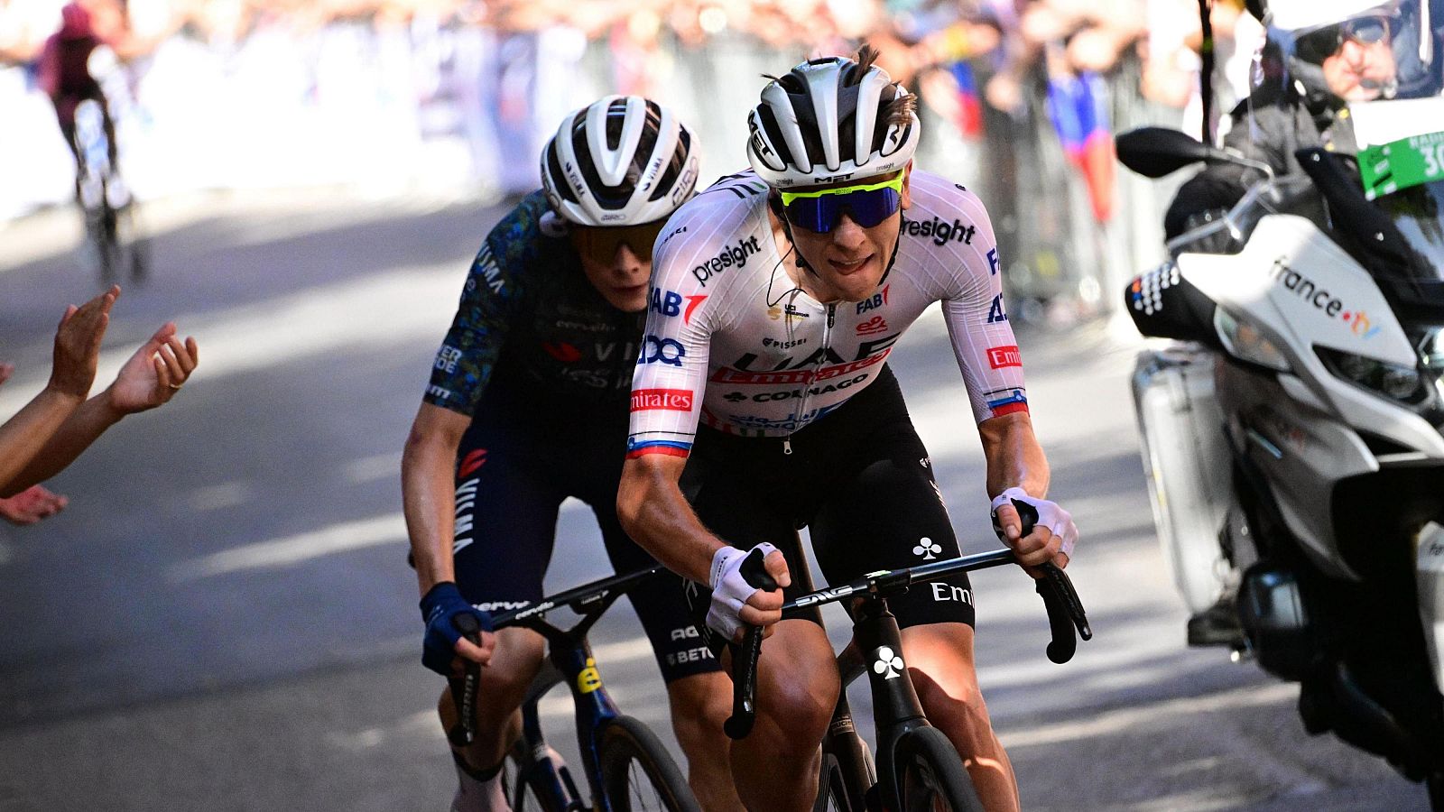 Tadej Pogacar (dcha) y Jonas Vingegaard