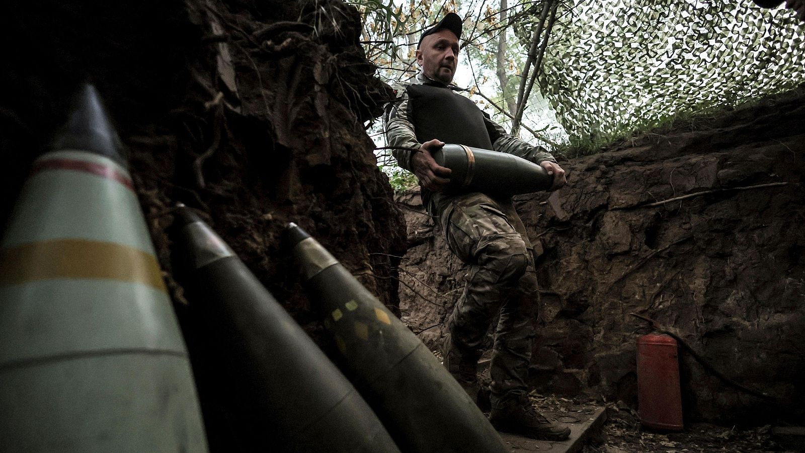 Un soldado ucraniano se prepara para disparar un obús hacia posiciones del ejército ruso cerca de Chasiv Yar,