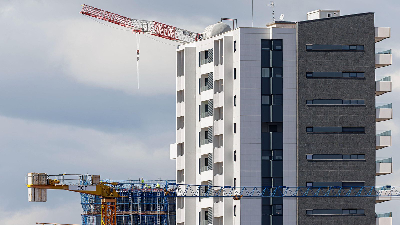 El Gobierno aprueba traspasar más de 40.000 vivienda y 2.400 suelos de la Sareb para alquiler asequible