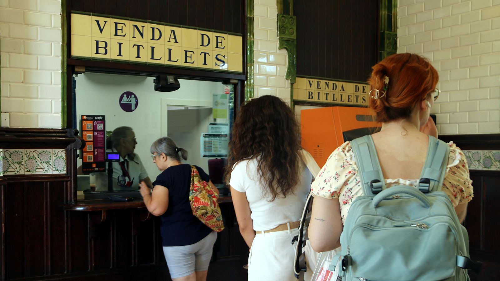 Diversos usuaris comprant els bitllets a l'estació de Caldes de Malavella | ACN