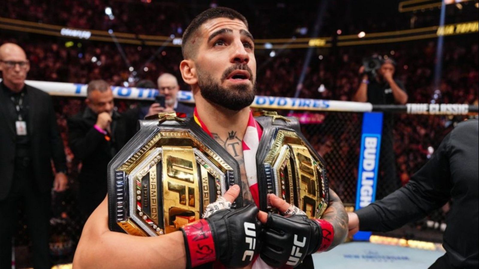 Topuria con los dos cinturones de campeón tras ganar a Charles Oliveira.