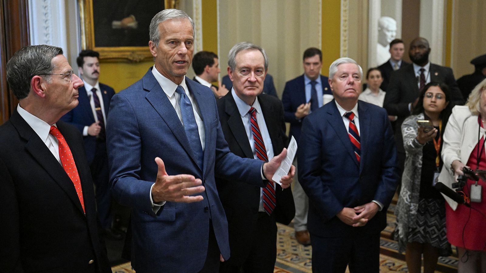 El Senado de EE.UU. aprueba el plan fiscal de Trump con el desempate de Vance y tras varios días de debate