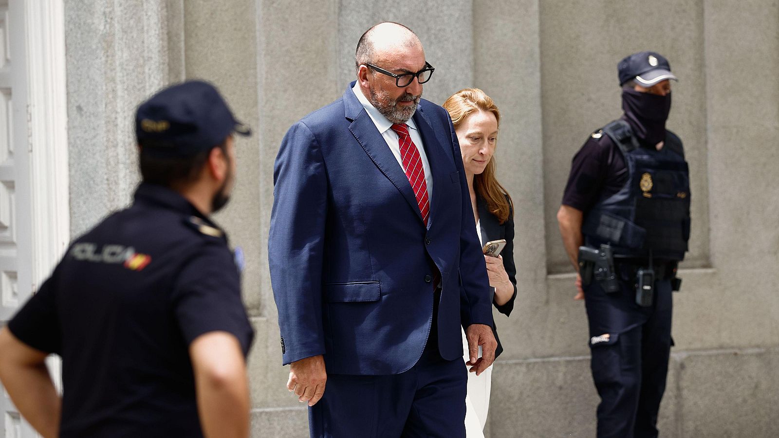 El exasesor del exministro de Transportes José Luis Ábalos, Koldo García (c) a su salida del Tribunal Supremo