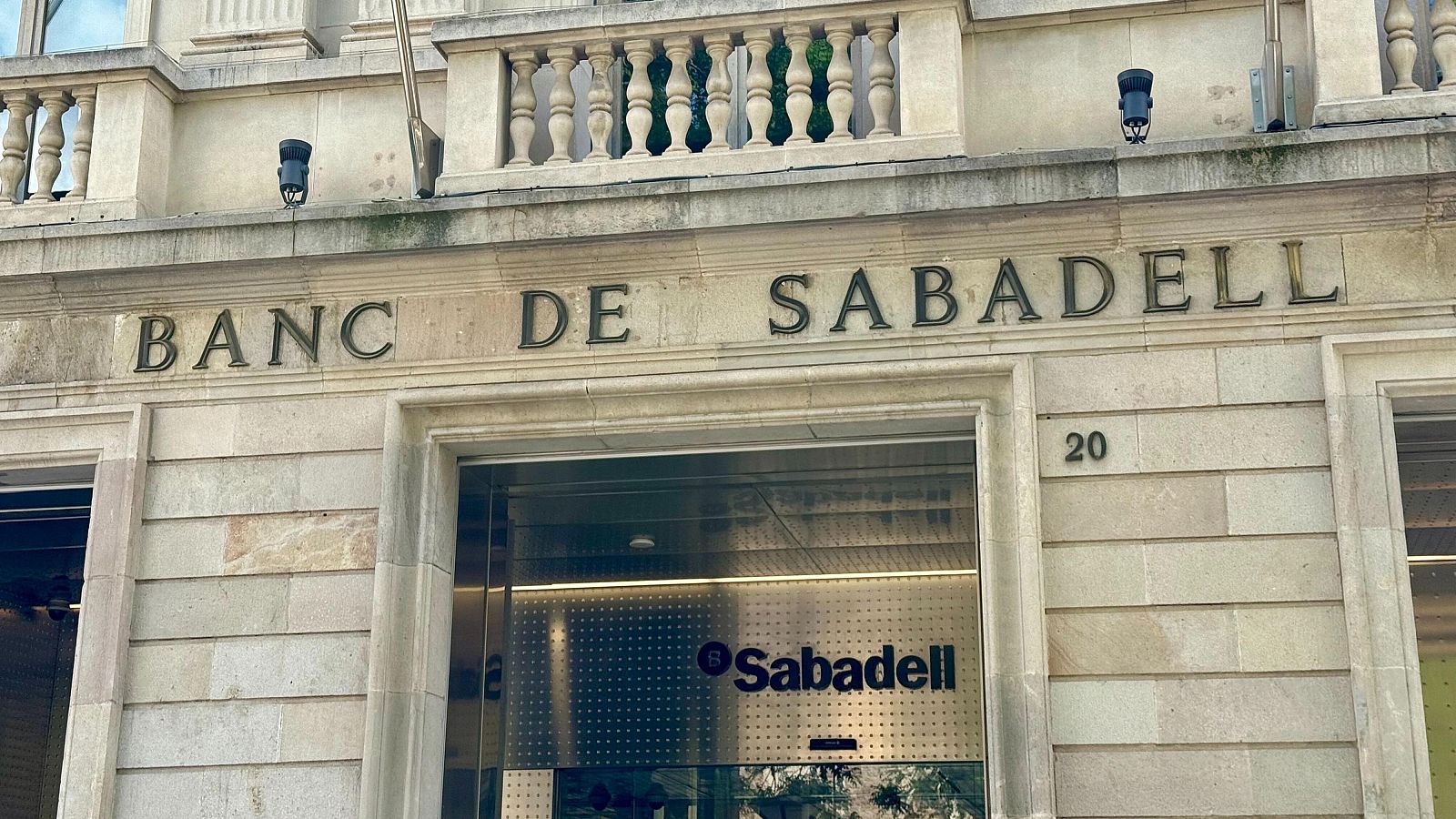 Cartell a la seu social del Banc Sabadell a la plaça Sant Roc de la capital vallesana. | ACN