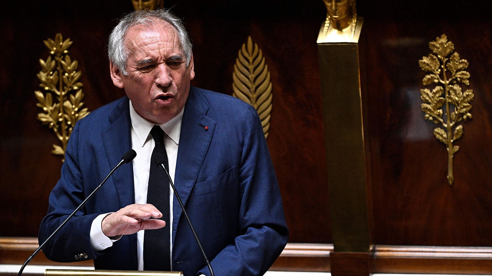 El primer ministro francés sobrevive a una segunda moción de censura al no ser respaldada por la ultraderecha