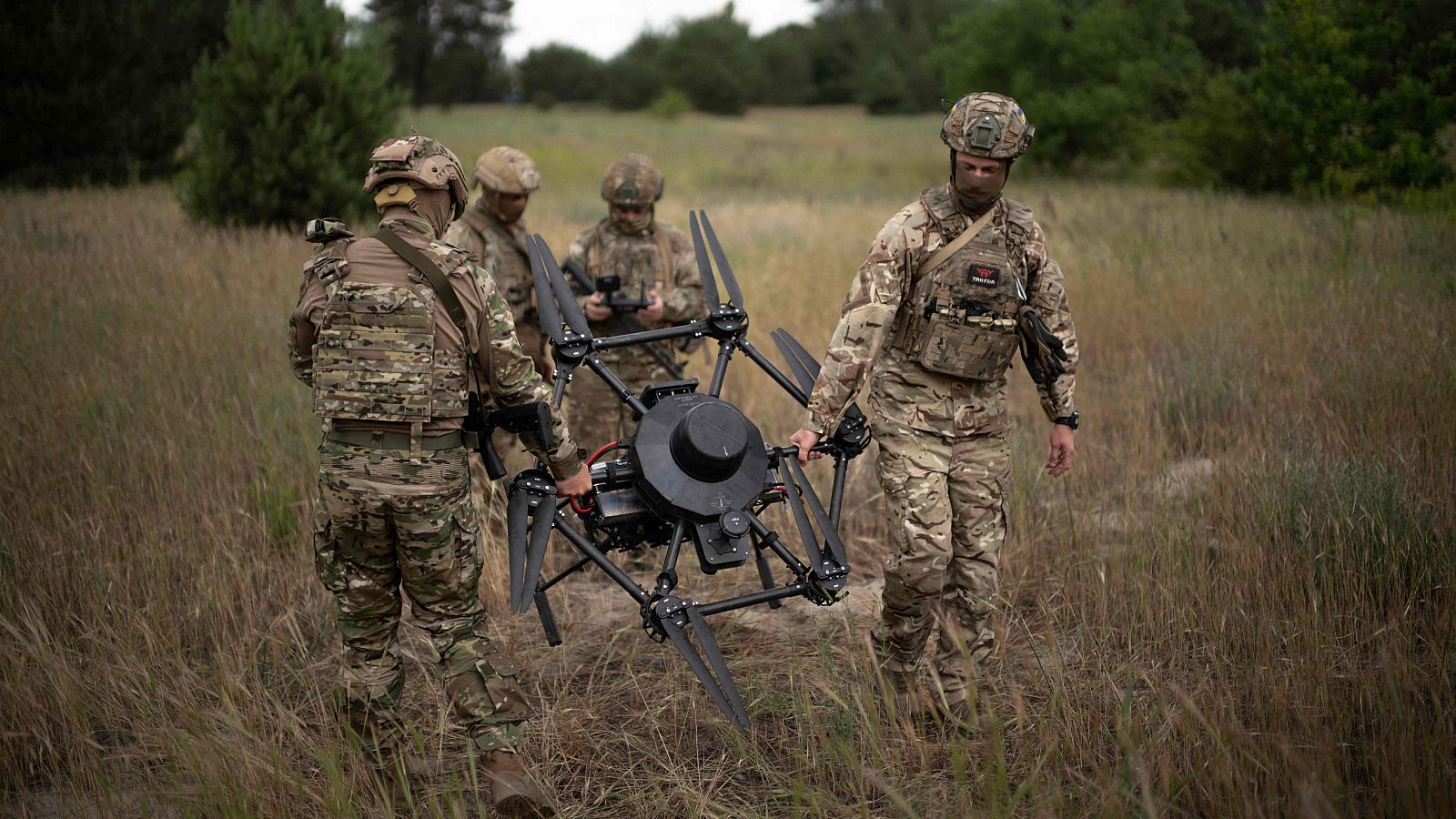 Soldados ucranianos calibran un dron agrícola durante una demostración para la Fuerza Aérea Ucranian